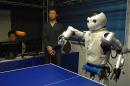 Китайски роботи играят тенис на маса